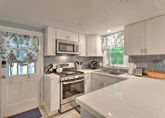 Renovated Cape Cod Home Walk To Beach And Downtown! Falmouth