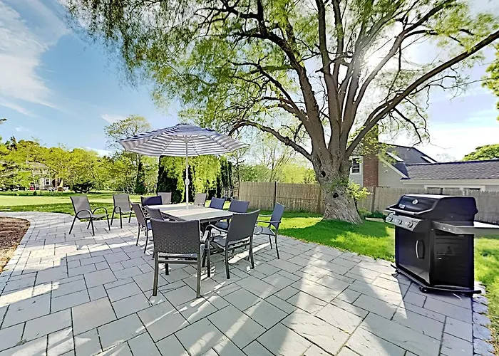 West Hyannisport Farmhouse Villa