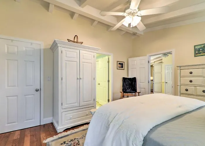 Near Craigville Beach & Main St! Sunny Cottage Hyannis