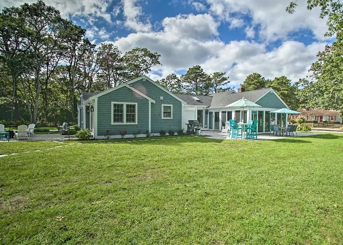 Walk To Beach Home With Grill In South Yarmouth
