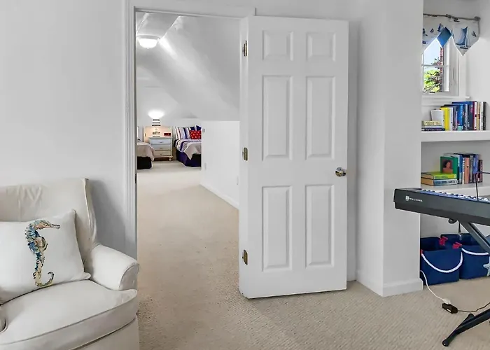 Beachside Bliss: Dog Friendly Breezy Stay Chatham
