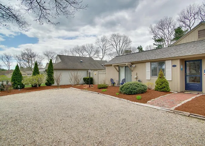 2 Mi To Beach: Charming Cape Cod Home W/ Patio! Mashpee