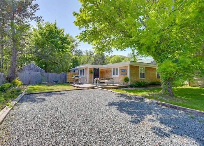 Cape Cod Retreat With Deck - Walk To Beach Villa Brewster
