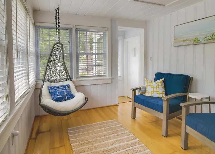 Charming Cape Cod Vacation Rental With Fenced Yard! West Yarmouth