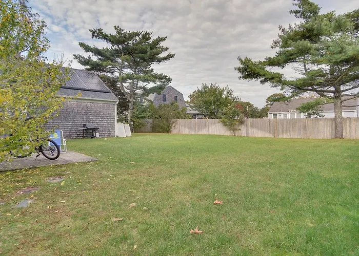 Coastal Charm In Yarmouth: Walkable + Convenient Apartment