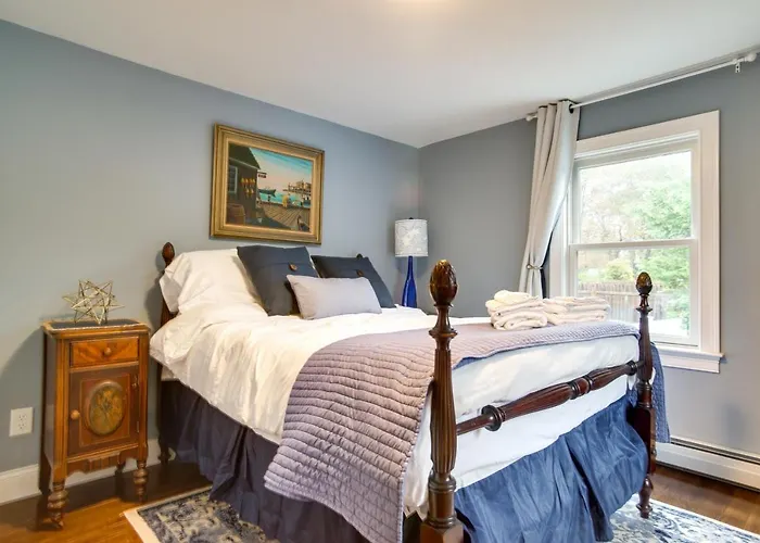 West Yarmouth Cottage With Gas Grill Walk To Beach!