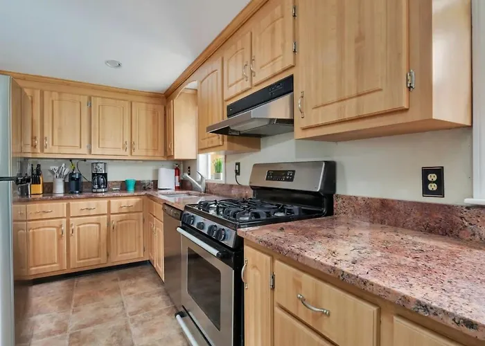 Stay On The Cape Vacation Rentals: Gorgeous 4 Bedroom 4 Minutes To Beach Swan Pond Yarmouth