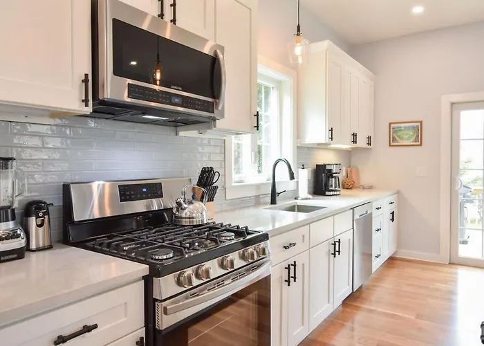 18825 - Fully Renovated W Open Concept Newly Constructed Deck Less Than 1 Mile To Beach Villa Brewster