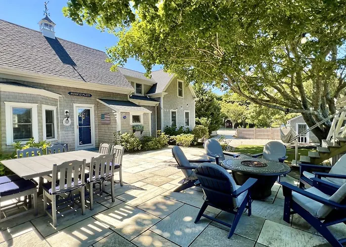 Downtown Chatham Walk To All Amenities: 4 Bedroom+