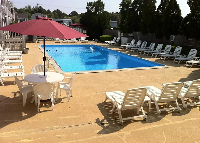 Holiday Hill Inn & Suites Dennisport