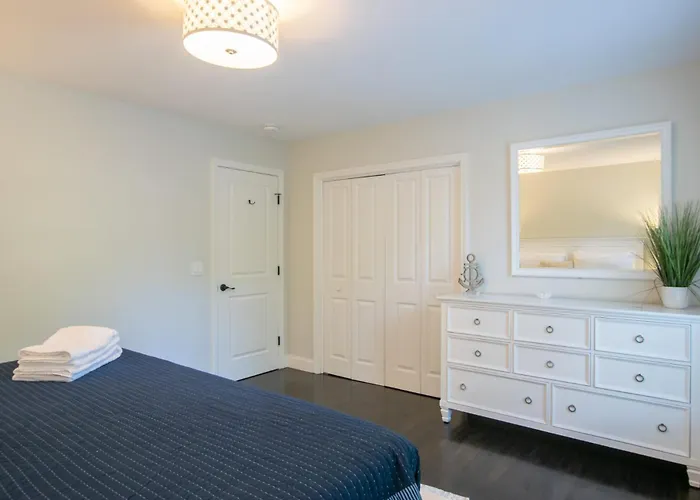 Newly Renovated Modern Pond Access Villa Chatham