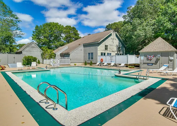 Bright, Coastal Mashpee Condo Near The Commons