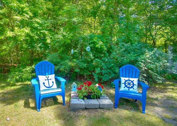 < 1 Mi To Beaches: Cape Cod Bungalow W/ Fire Pit! West Yarmouth