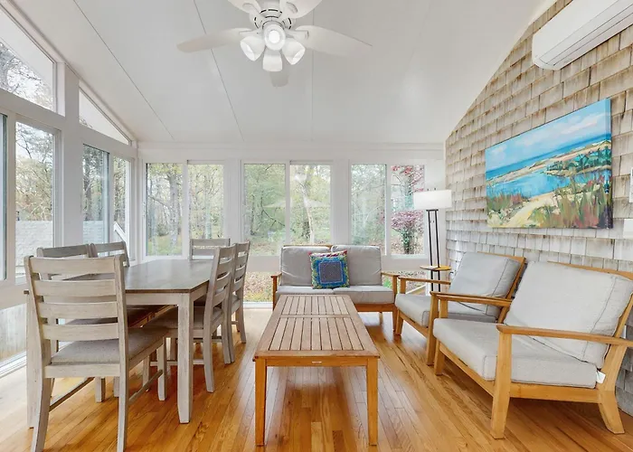 Cozy Charming Cottage Brewster