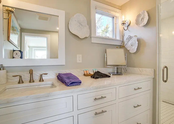1 Mi To Ferry & Beach: Waterfront Hyannis Home!