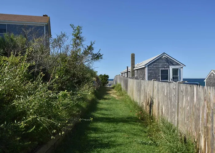 12217 - Beautiful Views Of Cape Cod Bay Access To Private Beach Easy Access To P-Town Truro