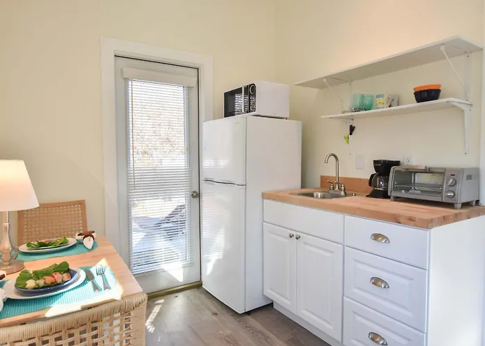 Cozy Colorful Cottage Perfect For 2 Eastham