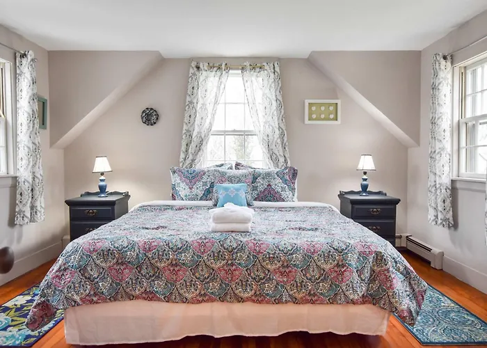 Walk To Restaurants Shopping & Harbor Villa Wellfleet